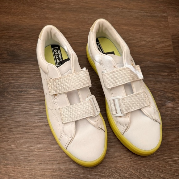 Adidas super sleek sneaker w/ Velcro - Picture 4 of 12